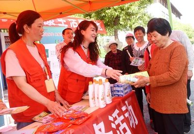 鹽城城管志愿者開展農(nóng)村垃圾分類服務(wù)行，助力美麗鄉(xiāng)村建設(shè)